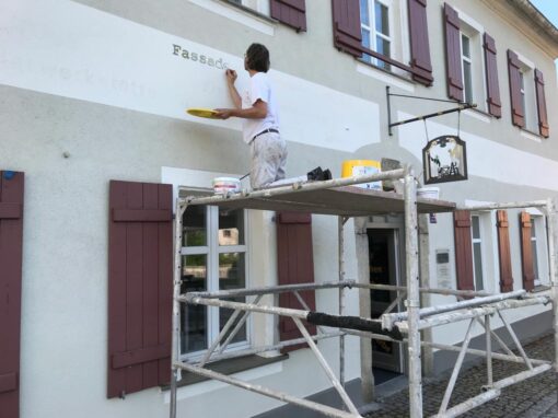 Hoch auf der gelben Leiter