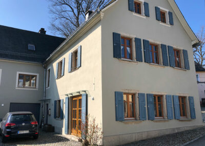 Haus mit taubenblau Auto