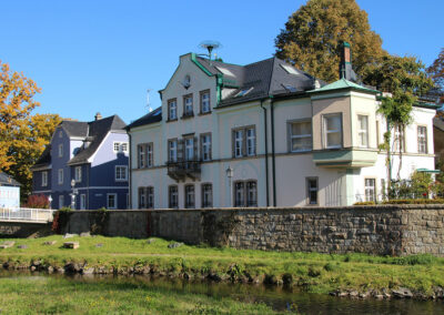 Villa violett Eckansicht mit Bach